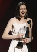 La actriz recibiendo uno de los tantos premios que ganó por "La Boda de Raquel"